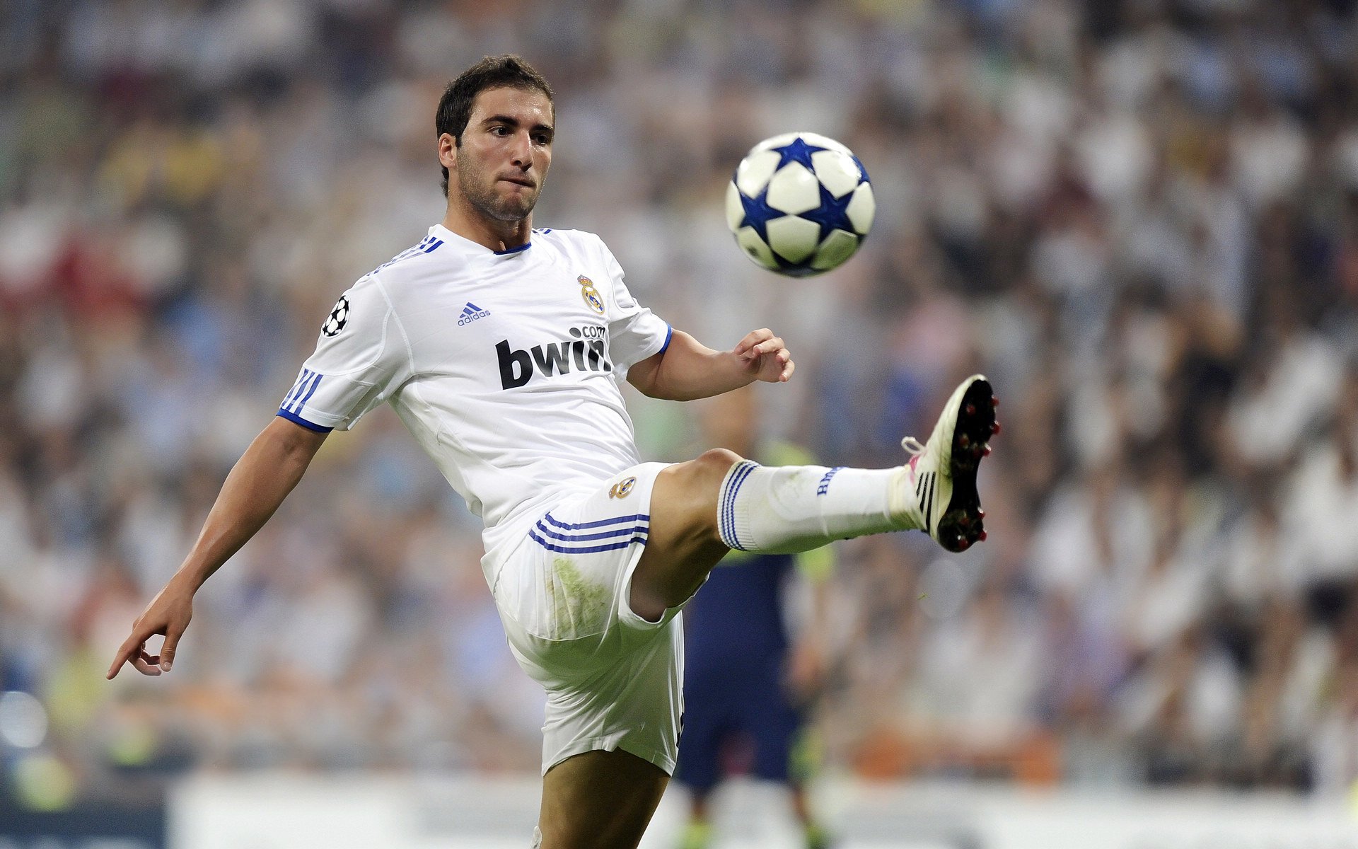 当巴特勒的血液注入德布劳内的双脚，一场跨越时空的体育精神对决，热血注铁足，当巴特勒的坚韧与德布劳内的优雅展开时空对决